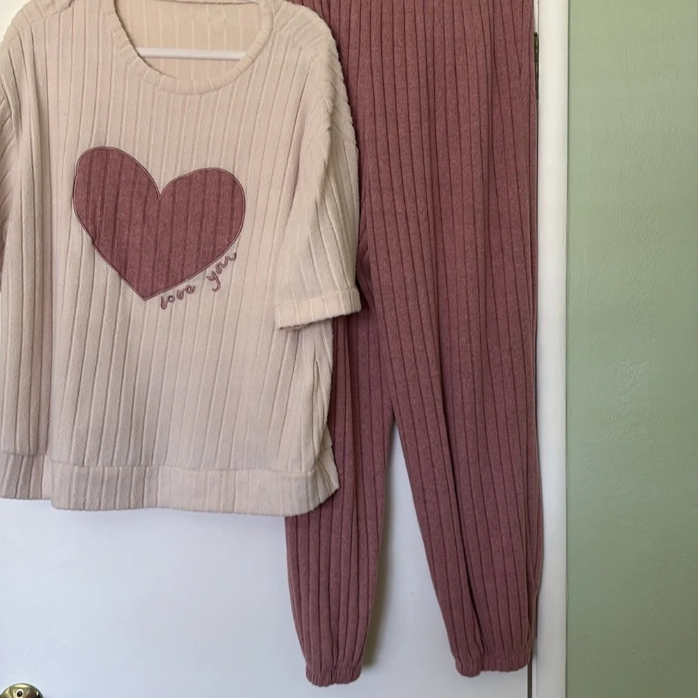 Cream and Mauve Heart Lounge Set - Picture 3 of 3